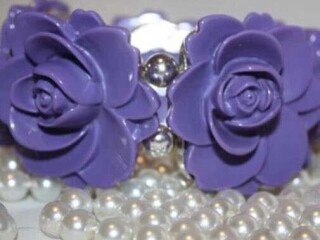 Браслет новый на резинке сиреневый фиолетовый розы бижутерия